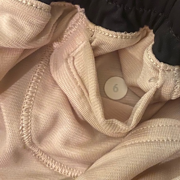 Lululemon hotty hot shorts w/ drawstring - size 6 - Picture 4 of 4